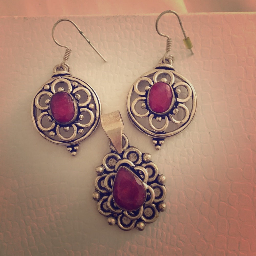 Gorgeous silver and ruby necklace & earrings